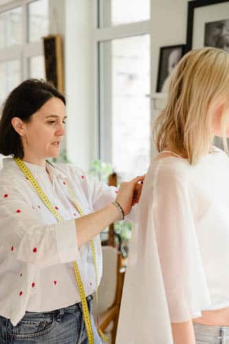 Brautkleid massschneiderin macht Anpassungen