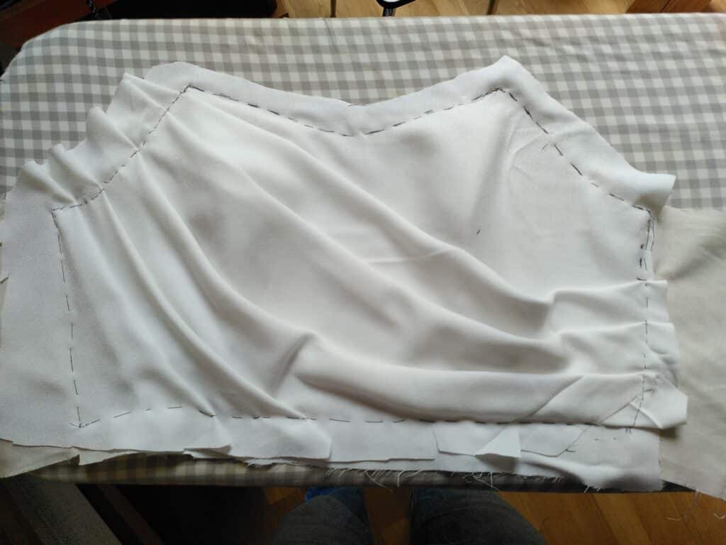 entwurf einer drapierten bustier top - flach auf einer Tisch