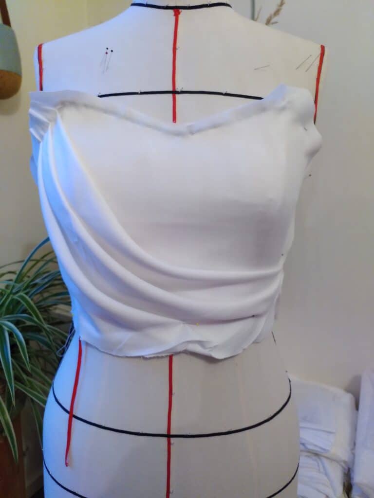 entwurf einer drapierten bustier top - von vorne