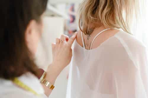 Anprobe eines maßgeschneiderten Brautkleids im Atelier Par Amour Hamburg – individuelle Anpassung durch die Designerin