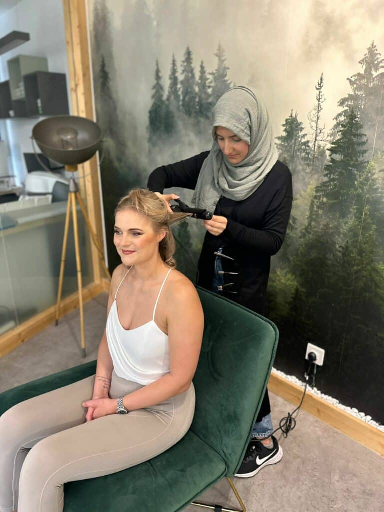 Braut lässt sich die Haare machen