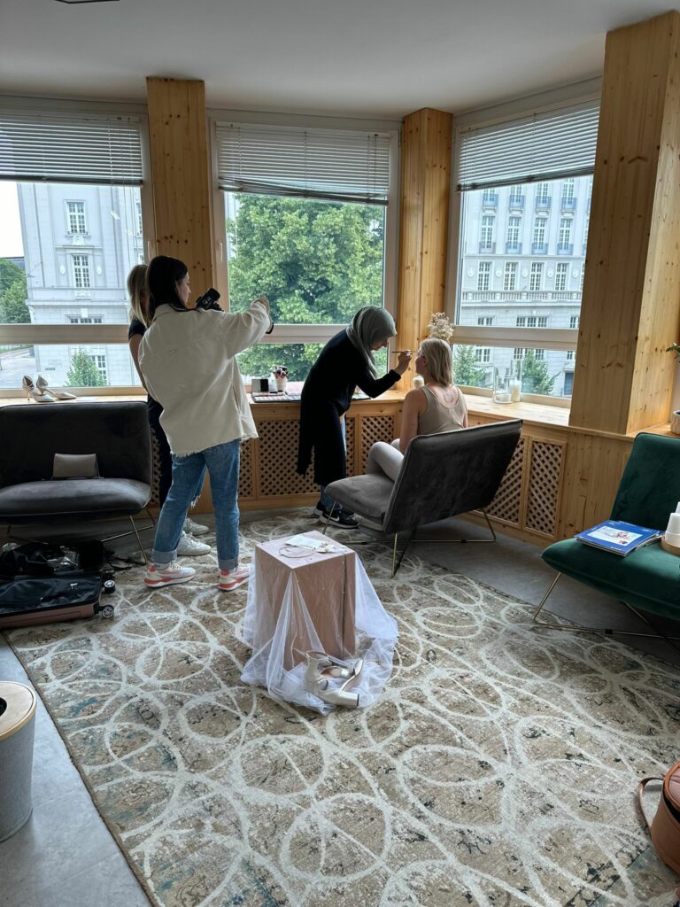 braut lässt sich schminken. Hochzeitsvorbereitung