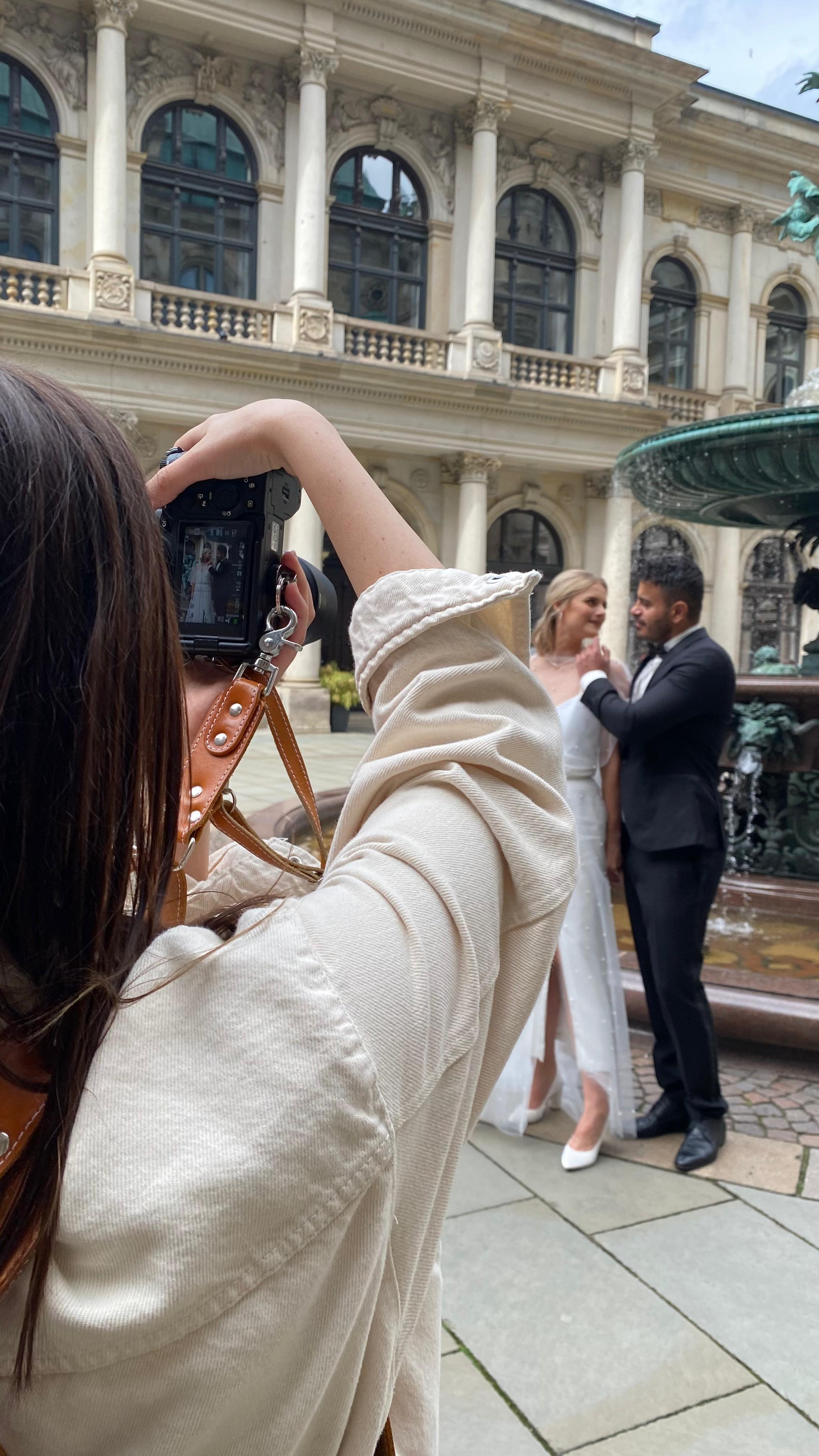 Fotografin fotografiert ein Hochzeitspaar in Hamburg