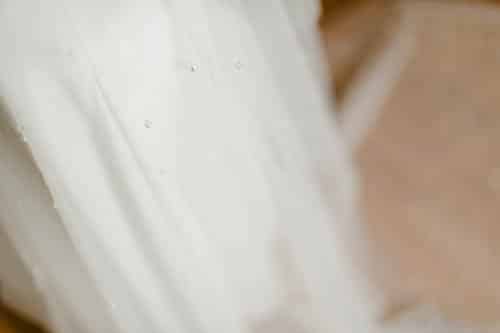 Maßanfertigung im Atelier Par Amour - zoom auf eine abnehmbare Schleppe aus Perlentüll