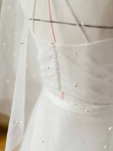 Brautatelier Par Amour - individuelle Brautkleider in Hamburg - zoom auf den Rücken eines Brauttops mit Perlen