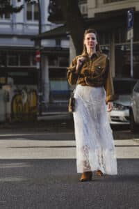 Boho Brautrock nach der Hochzeit wiederverwenden und mit einer Bluse getragen
