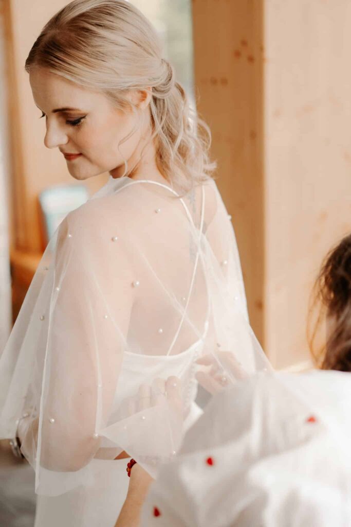 Anprobe eines maßgeschneiderten Brautkleids im Atelier Par Amour Hamburg – individuelle Anpassung durch die Designerin.