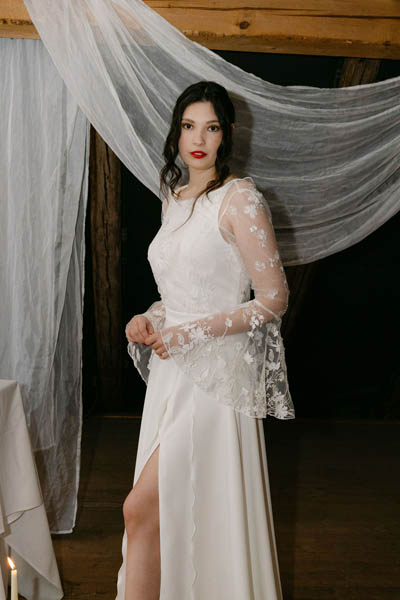 Braut von vorne in einem Brautkleid und einem Tülloberteil - Brautkleid nach Mass - Brautatelier Par Amour Hamburg