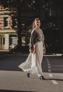 Cleaner langer Brautrock wird mit einem Pulli getragen - Brautatelier Par Amour Hamburg