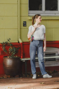 Schlichter Brauttop nach der Hochzeit wiedergetragen mit Jeans - Brautatelier Par Amour Hamburg