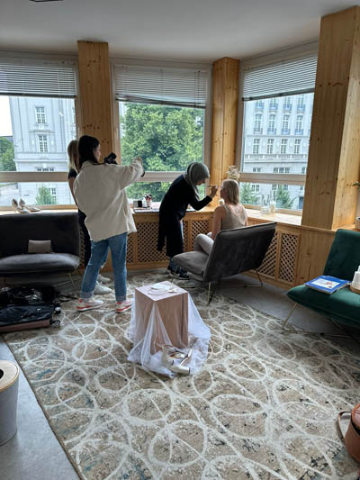 Nachhaltige Brautmode Hamburg - Vorbereitung einer Braut für eine Styled shooting