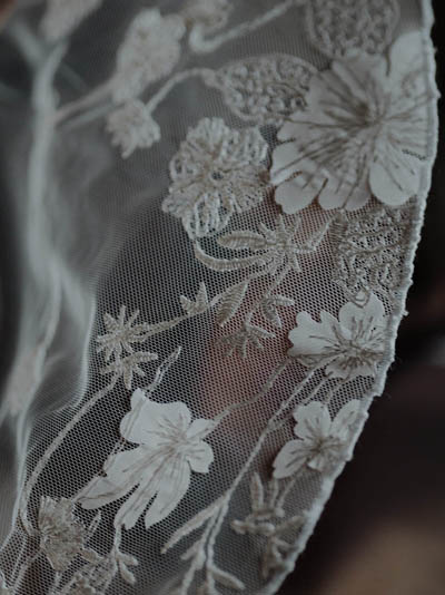 Zoom auf die Spitze eines Brauttops. zarte, blumige Spitze - Brautatelier Par Amour Hamburg
